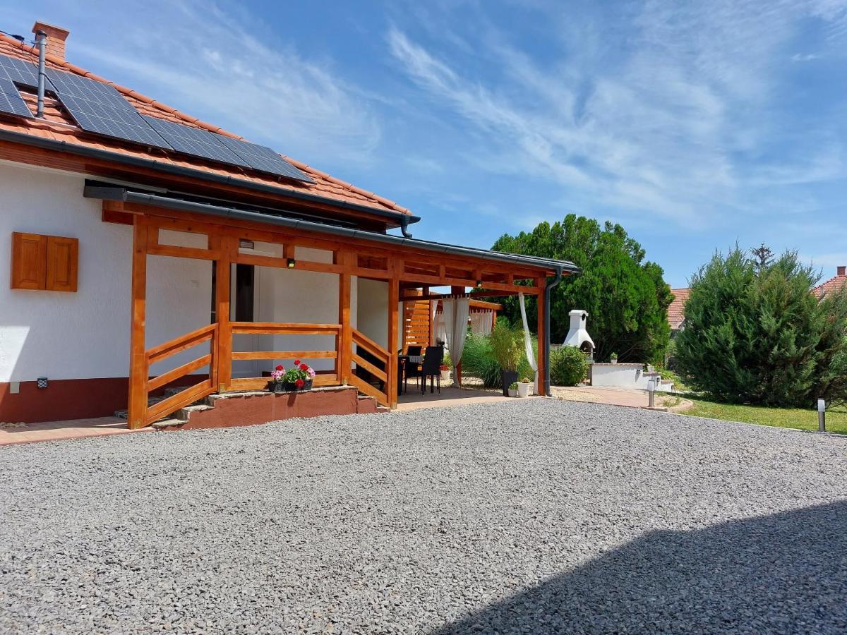 Tulipan Vendeghaz Apartment Sarospatak Bagian luar foto