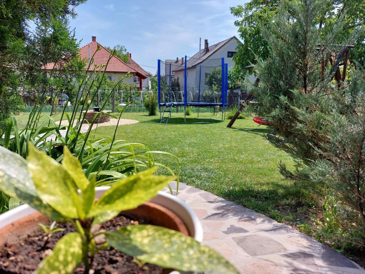 Tulipan Vendeghaz Apartment Sarospatak Bagian luar foto