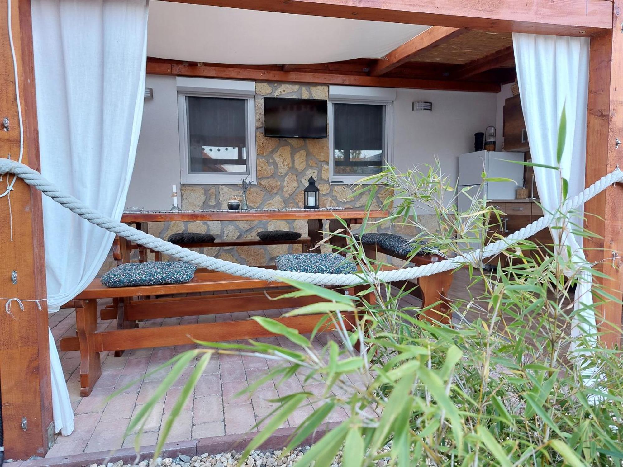 Tulipan Vendeghaz Apartment Sarospatak Bagian luar foto