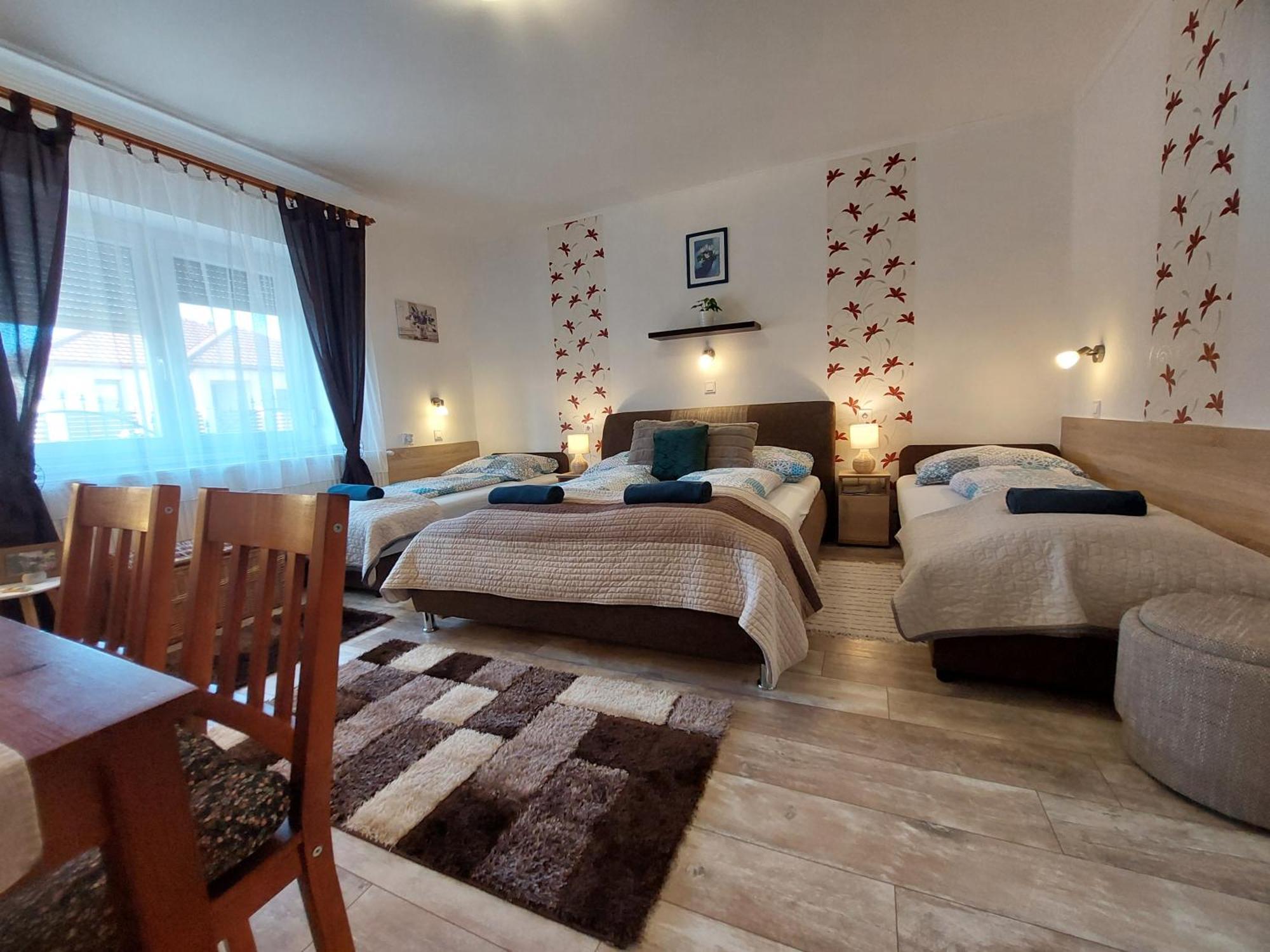 Tulipan Vendeghaz Apartment Sarospatak Bagian luar foto
